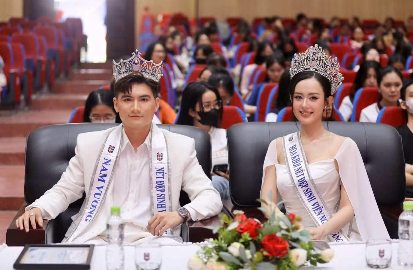Hoa khôi và Nam vương cuộc thi 'Nét đẹp sinh viên trường ĐH Ngân hàng TP. HCM' cũng có mặt để truyền cảm hứng cho các bạn sinh viên trong Ngày hội tuyển sinh Hoa hậu Việt Nam 2024.