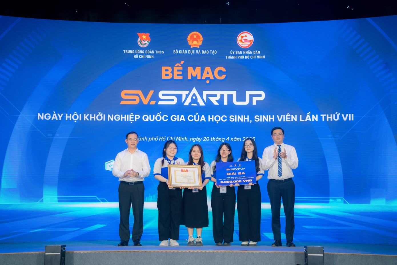 Ban Tổ chức trao cho các dự án đoạt giải Bảng Sinh viên tại cuộc thi. (Ảnh: UTE) Ban Tổ chức trao cho các dự án đoạt giải Bảng Sinh viên tại cuộc thi. (Ảnh: UTE)