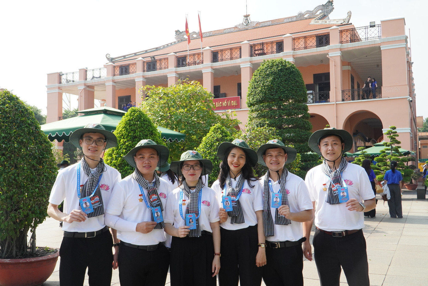 Văn Mười (bìa trái) tại Bảo tàng TP. HCM.