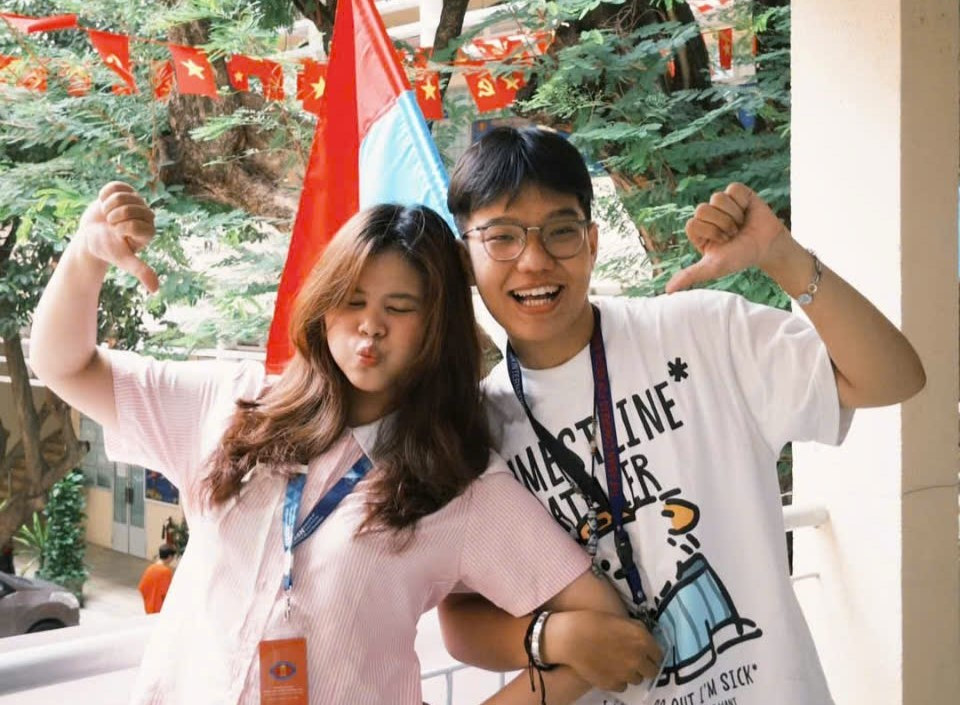 Sân trường trở thành địa điểm check-in hấp dẫn thu hút các bạn sinh viên mùa Đại lễ 30/4 năm nay.