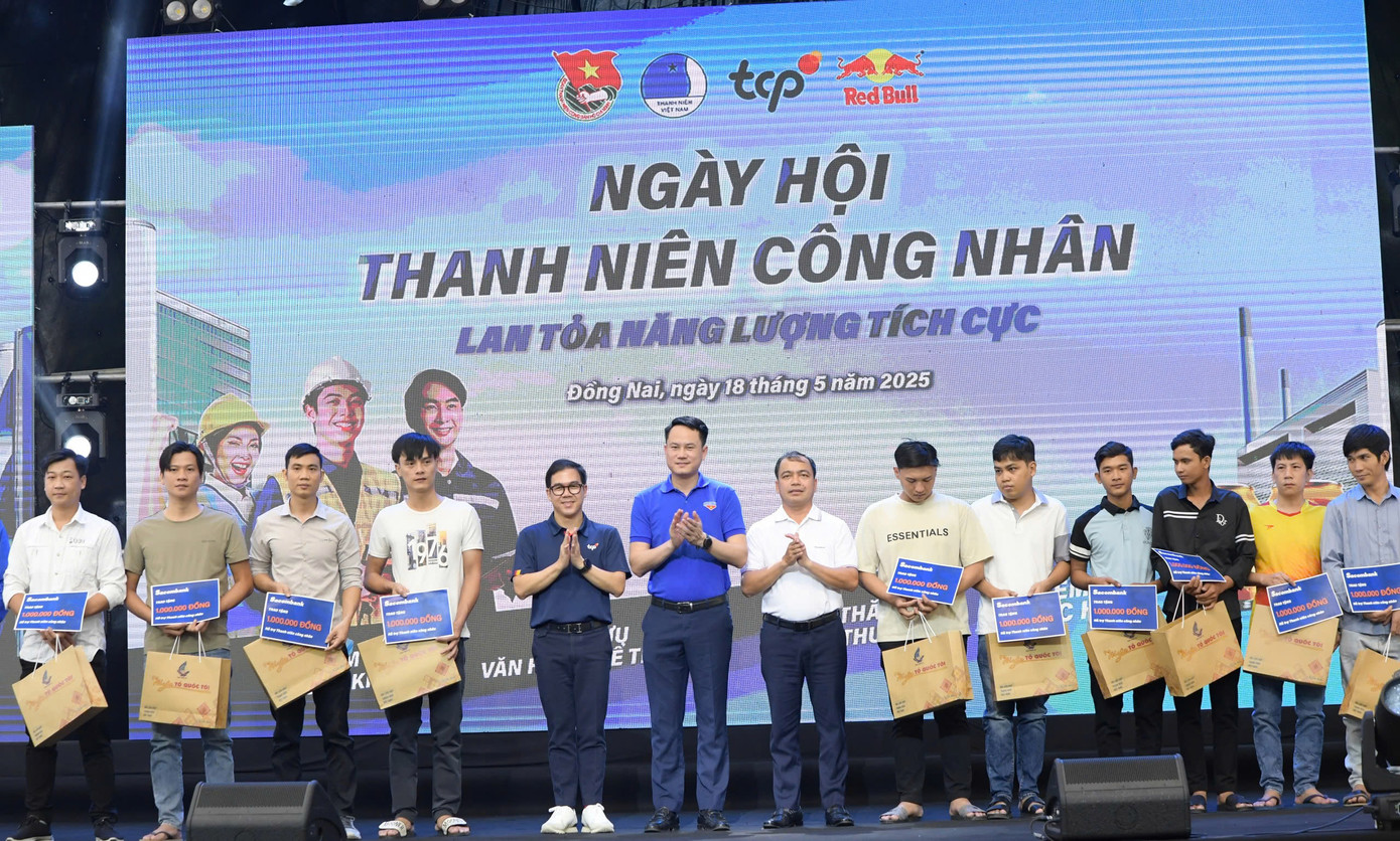 Những phần quà được gửi đến thanh niên công nhân tại Ngày hội. Những phần quà được gửi đến thanh niên công nhân tại Ngày hội.