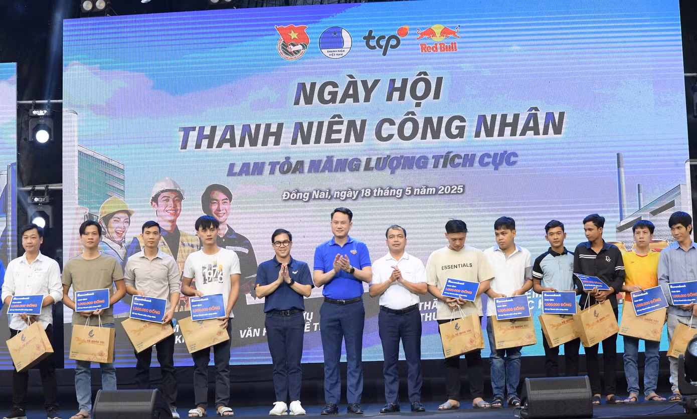 Những phần quà được gửi đến thanh niên công nhân tại Ngày hội.