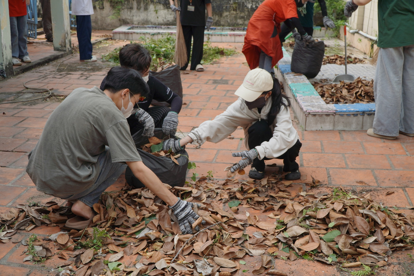 Các bạn sinh viên nhiệt tình tham gia dọn dẹp khuôn viên của Làng Thiếu niên thủ Đức.