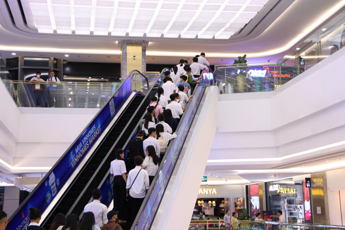 Sau buổi gặp gỡ, giao lưu cùng TS. BS Nguyễn Phan Tú Dung (tác giả cuốn sách ‘Nghèo là vốn liếng – vượt khó, vươn xa’), các bạn tiếp tục các hoạt động tham quan, ăn uống tại toà nhà Landmark 81. (Ảnh: Duy Anh)