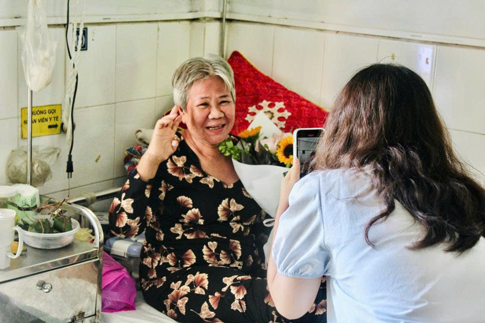 Các cụ vui vẻ tạo kiểu dáng chụp ảnh cùng các bạn sinh viên.