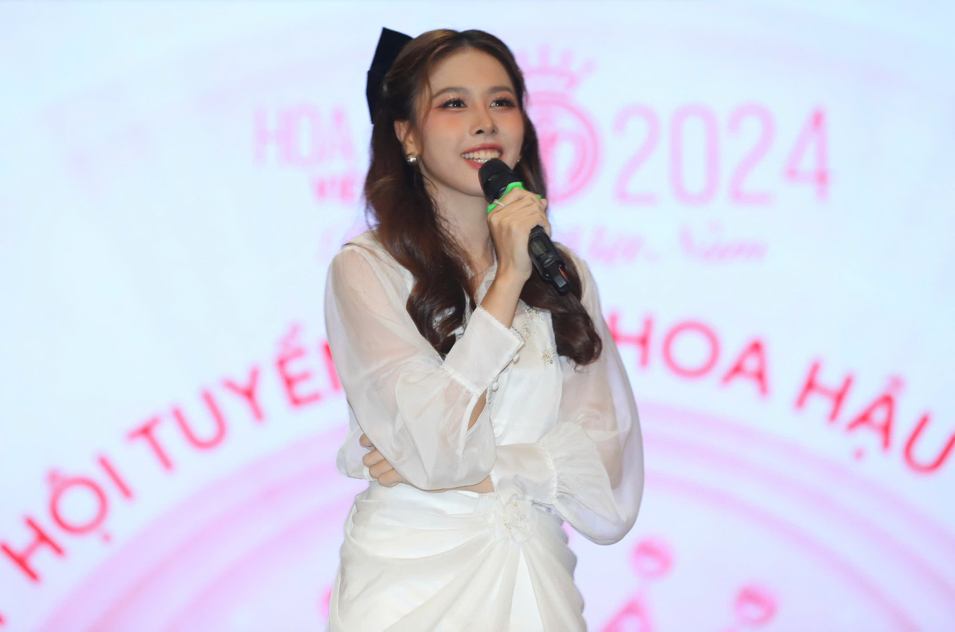 Á hậu Ngọc Hằng còn hát tặng các bạn sinh viên tham gia Ngày hội hai ca khúc sôi động. (Ảnh: Duy Anh)