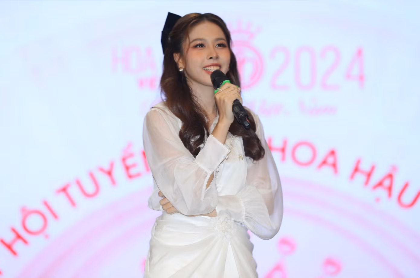 Á hậu Ngọc Hằng còn hát tặng các bạn sinh viên tham gia Ngày hội hai ca khúc sôi động. (Ảnh: Duy Anh) Á hậu Ngọc Hằng còn hát tặng các bạn sinh viên tham gia Ngày hội hai ca khúc sôi động. (Ảnh: Duy Anh)