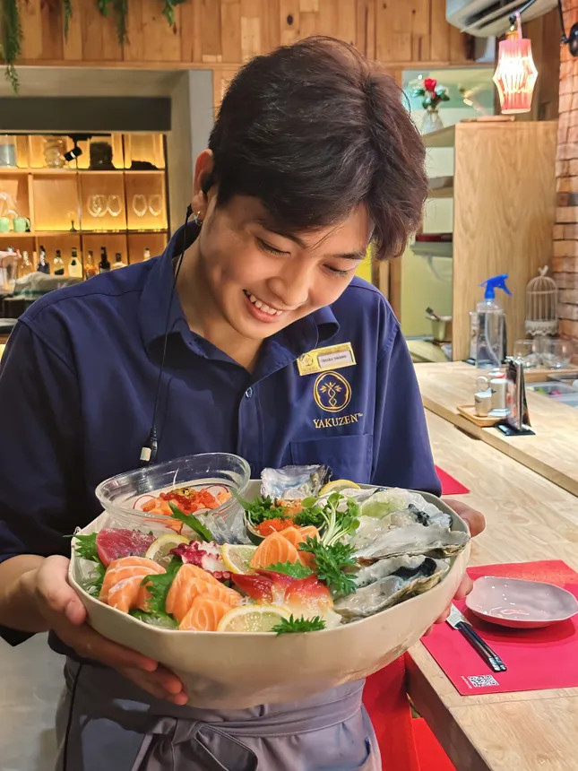 Thuận Thành (trường ĐH Công nghệ TP. HCM) hiện đang làm phục vụ và hỗ trợ Marketing cho nhà hàng Nhật tại quận 3, TP. HCM. (Ảnh: NVCC) Thuận Thành (trường ĐH Công nghệ TP. HCM) hiện đang làm phục vụ và hỗ trợ Marketing cho nhà hàng Nhật tại quận 3, TP. HCM. (Ảnh: NVCC)