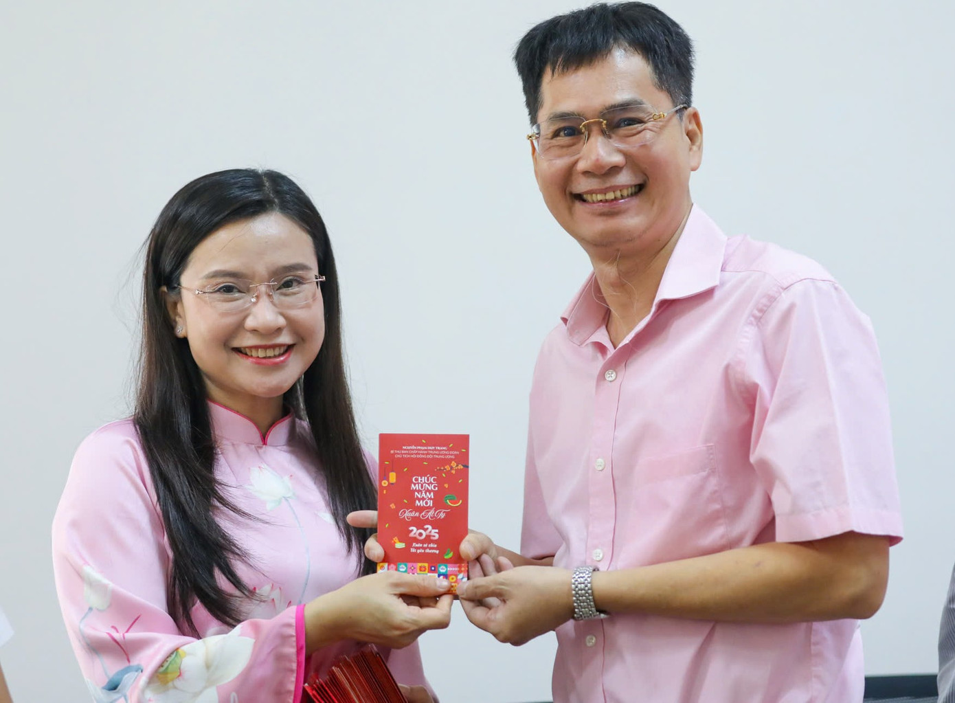 Chị Nguyễn Phạm Duy Trang - Bí thư T.Ư Đoàn, mừng tuổi đầu Xuân cho anh Lý Thành Tâm - Trưởng cơ quan đại diện báo Tiền Phong tại TP. HCM. (Ảnh: Duy Anh)