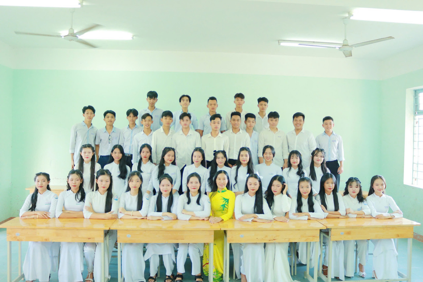 Khang cùng các bạn trong lớp THPT. Khang cùng các bạn trong lớp THPT.