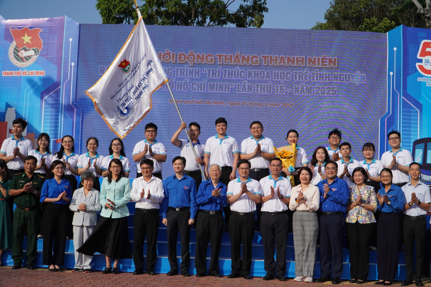 Nghi thức trao cờ hiệu tại Lễ phát động Tháng Thanh niên.