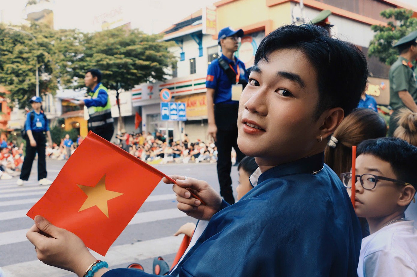 Phạm Tấn Lộc (trường ĐH Ngân hàng) mặc áo dài ngũ thân , tay cầm cờ đỏ sao vàng đến xem buổi Tổng duyệt. (Ảnh: Mỹ Đình)