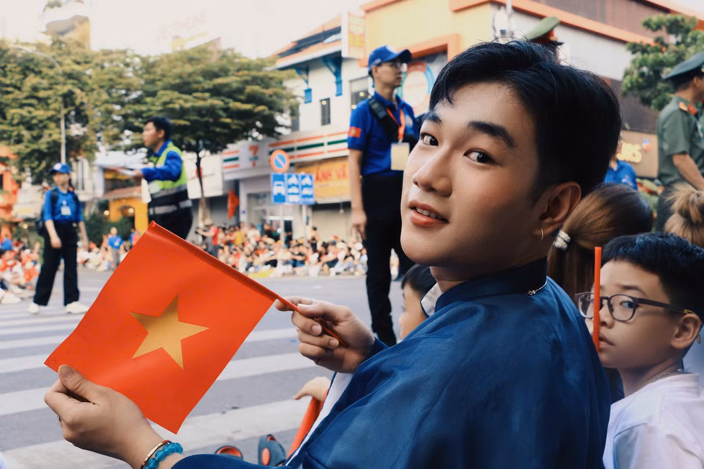 Phạm Tấn Lộc (trường ĐH Ngân hàng) mặc áo dài ngũ thân , tay cầm cờ đỏ sao vàng đến xem buổi Tổng duyệt. (Ảnh: Mỹ Đình)