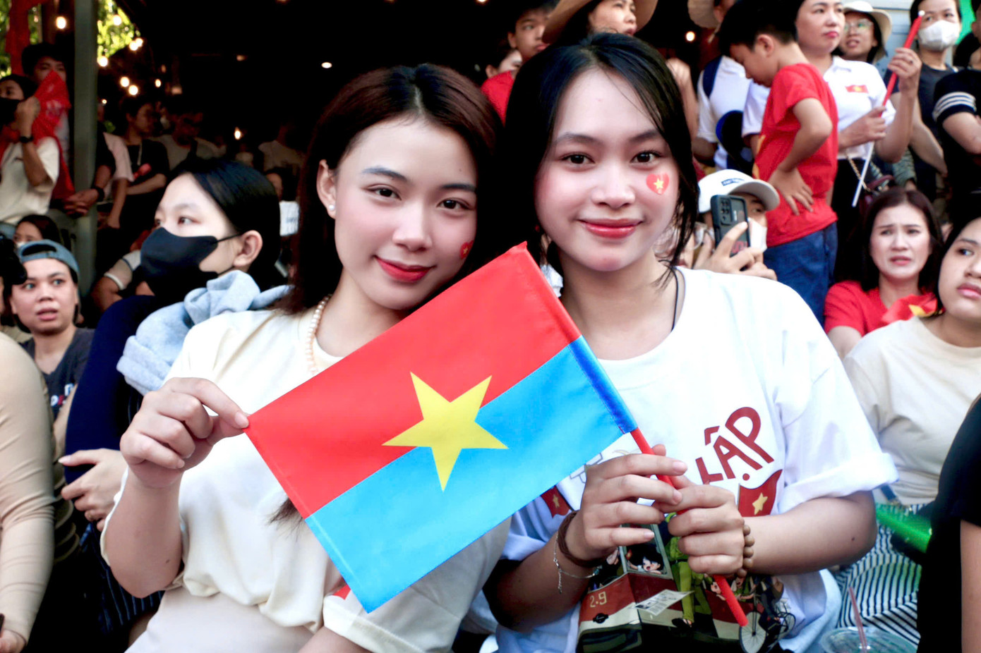 Hai bạn trẻ Kim Nga và Ngọc Hân (trường ĐH KHXH&NV, ĐHQG TP. HCM) có mặt từ rất sớm để hòa mình vào không khí buổi Tổng duyệt cấp Nhà nước. (Ảnh: Mỹ Đình)