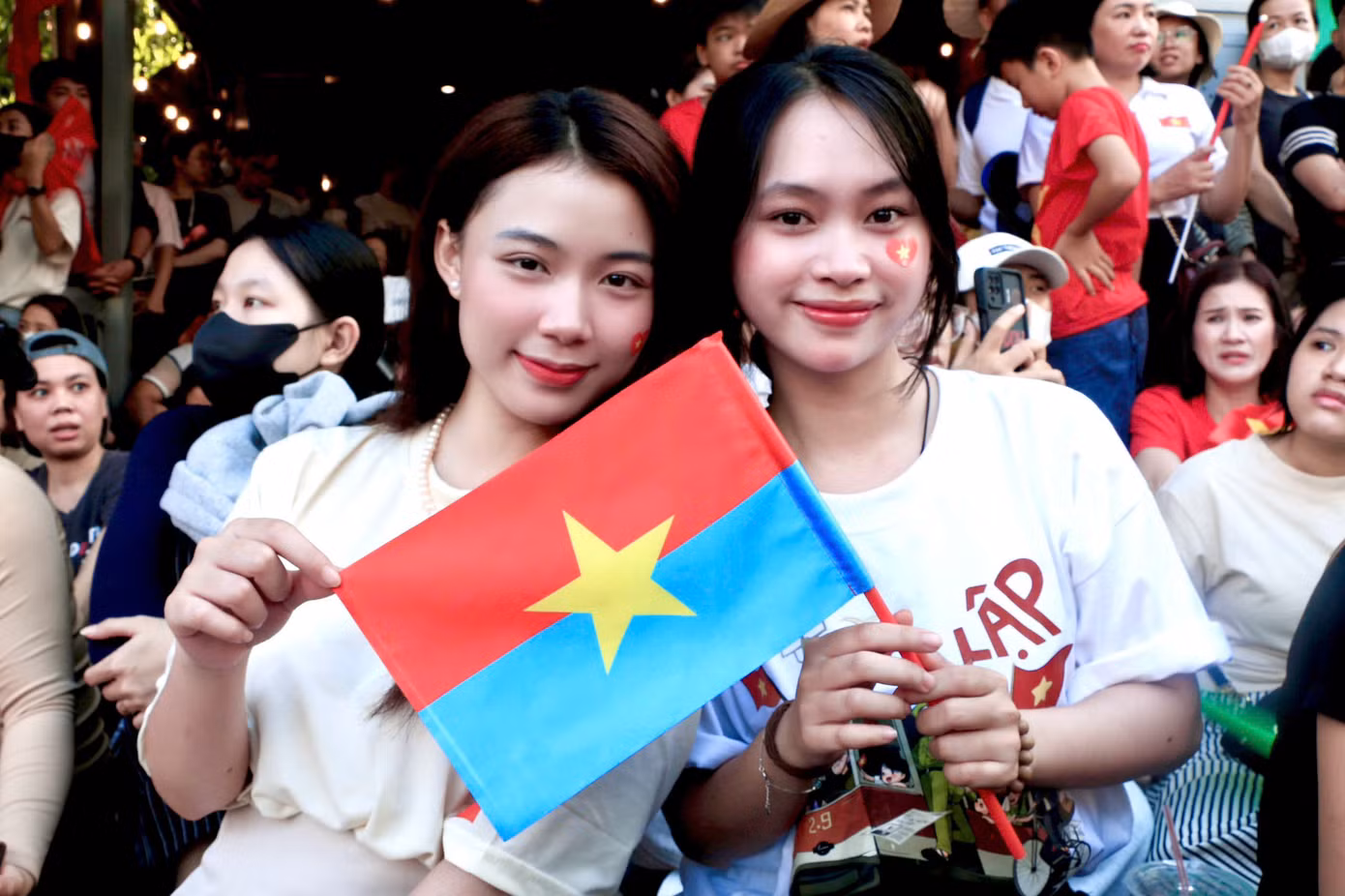 Hai bạn trẻ Kim Nga và Ngọc Hân (trường ĐH KHXH&amp;NV, ĐHQG TP. HCM) có mặt từ rất sớm để hòa mình vào không khí buổi Tổng duyệt cấp Nhà nước. (Ảnh: Mỹ Đình)