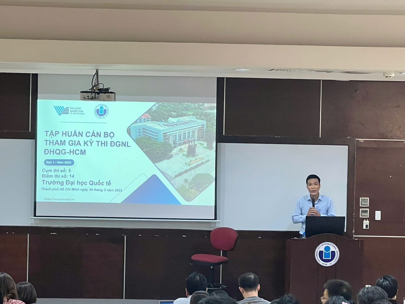 Cán bộ tham gia Kỳ thi Đánh giá năng lực tại cụm trường ĐH Quốc tế (ĐHQG TP. HCM) được tập huấn trước giờ lên phòng thi.