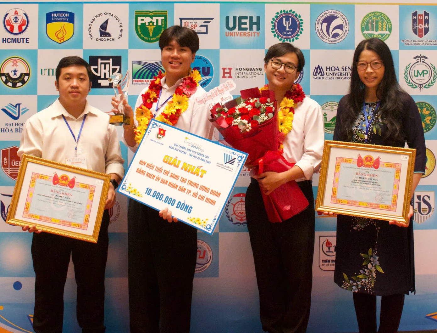 Lê Thế Trung và Trương Nhân Minh (giữa) cùng hai giảng viên hướng dẫn dự án. Lê Thế Trung và Trương Nhân Minh (giữa) cùng hai giảng viên hướng dẫn dự án.