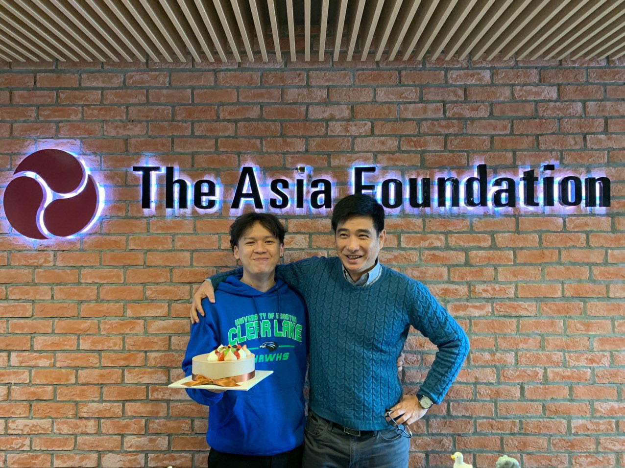 Hồng Phúc (trái) và ông Nguyễn Trí Thanh - chuyên gia chương trình về Biến đổi khí hậu và môi trường tại Quỹ Châu Á. (Ảnh: NVCC) Hồng Phúc (trái) và ông Nguyễn Trí Thanh - chuyên gia chương trình về Biến đổi khí hậu và môi trường tại Quỹ Châu Á. (Ảnh: NVCC)