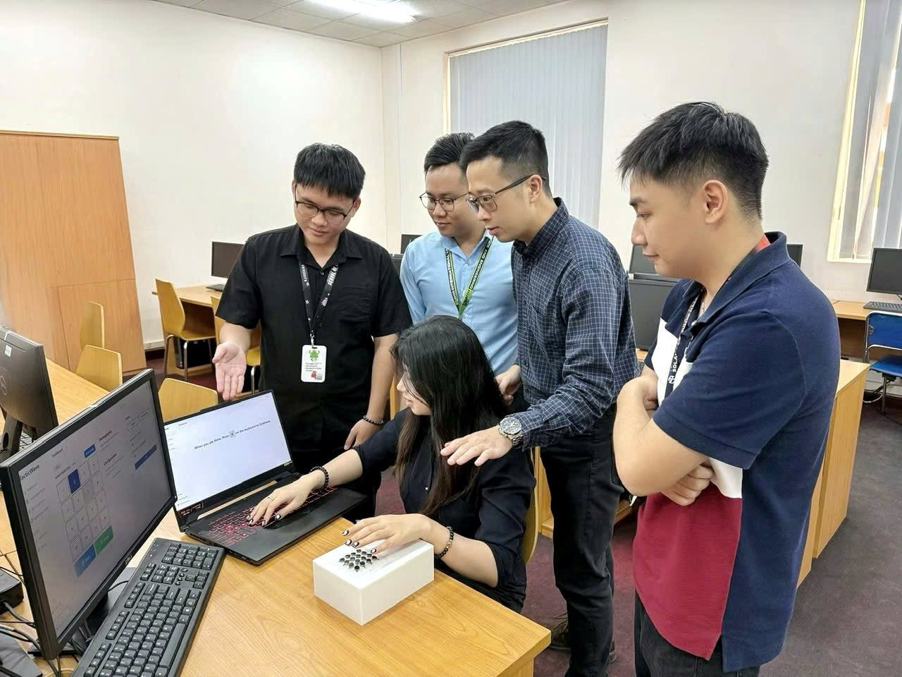 Nhóm trao đổi và kiểm tra sản phẩm trong quá trình phát triển. (Ảnh NVCC) Nhóm trao đổi và kiểm tra sản phẩm trong quá trình phát triển. (Ảnh NVCC)