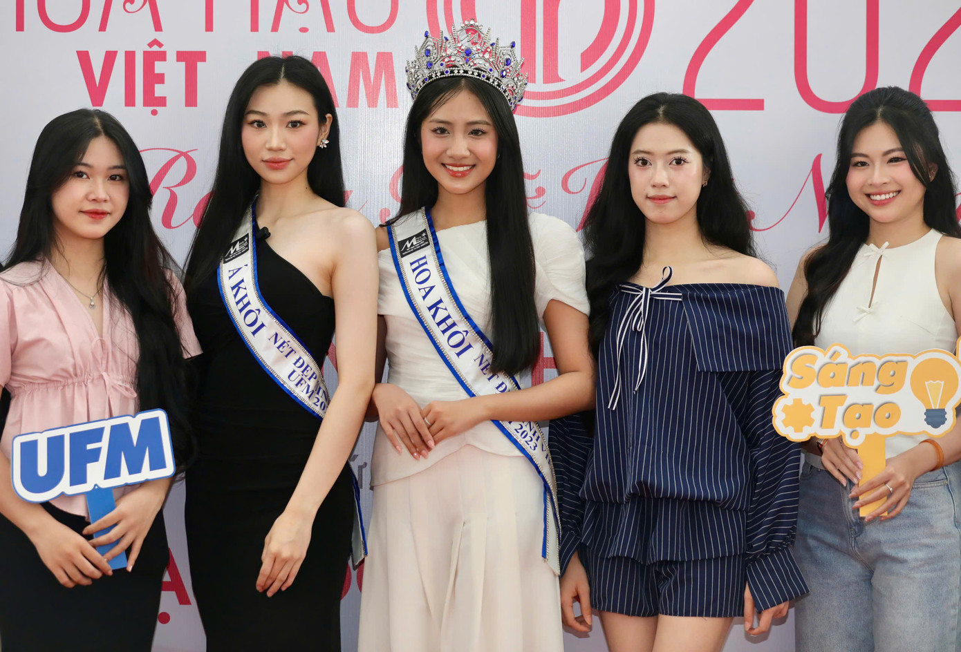 Hoa khôi Trúc Linh (giữa) tại Ngày hội tuyển sinh 'Hoa hậu Việt Nam' 2024, tại TP. HCM. (Ảnh: Duy Anh) Hoa khôi Trúc Linh (giữa) tại Ngày hội tuyển sinh 'Hoa hậu Việt Nam' 2024, tại TP. HCM. (Ảnh: Duy Anh)