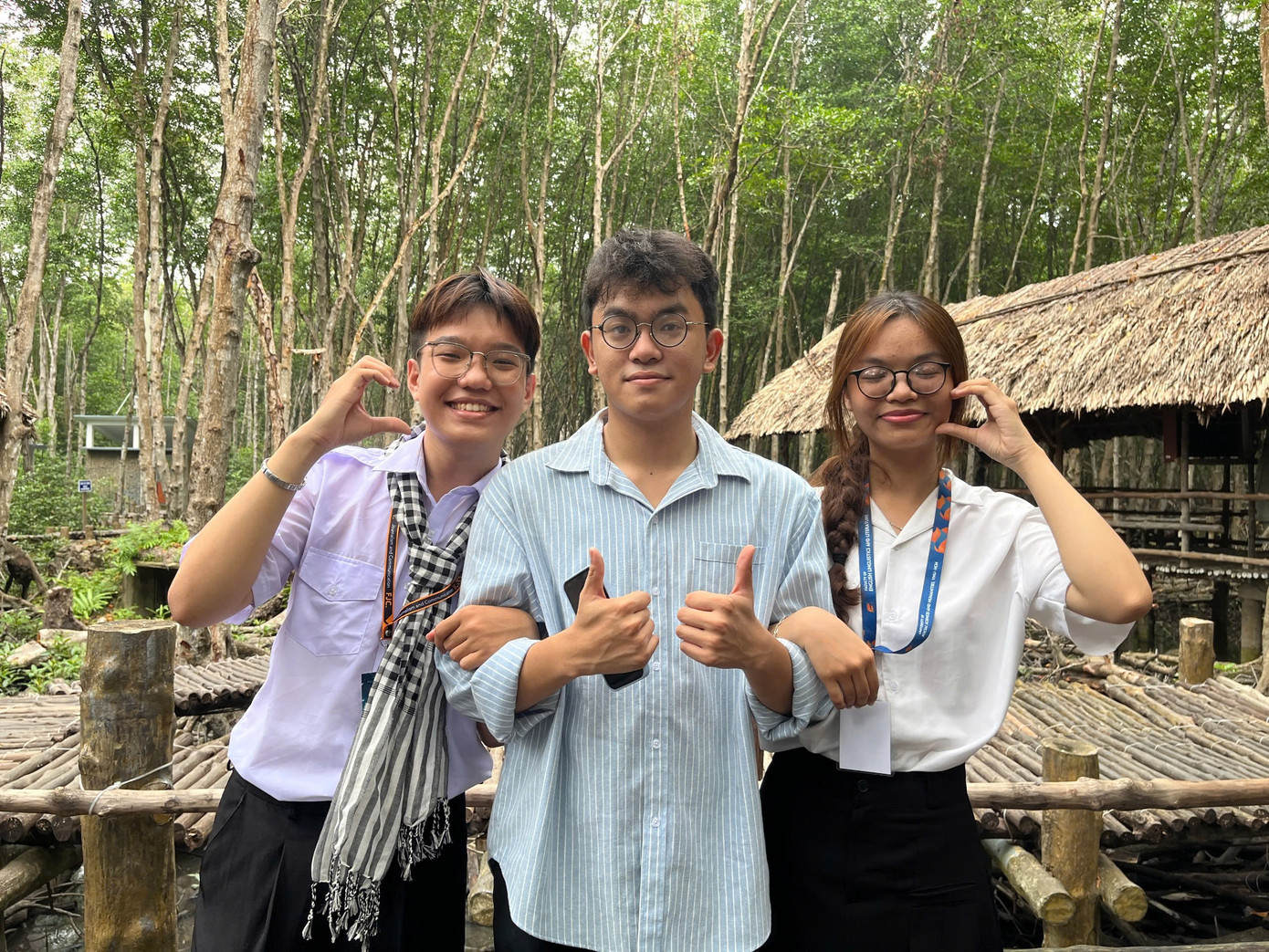 Nhóm bạn trẻ tham gia trải nghiệm tại chiến khu Rừng Sác - Cần Giờ.