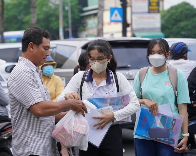 Thí sinh dự thi Kỳ thi Đánh giá năng lực do ĐHQG TP. HCM tổ chức năm 2024 được mang Atlat Địa lí vào phòng thi. Thí sinh dự thi Kỳ thi Đánh giá năng lực do ĐHQG TP. HCM tổ chức năm 2024 được mang Atlat Địa lí vào phòng thi.