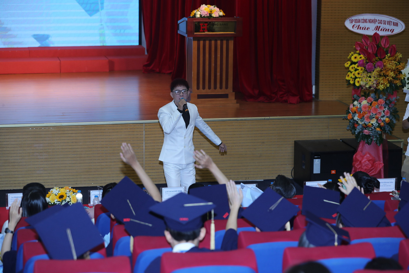 Các bạn sinh viên thủ khoa cùng hưởng ứng nồng nhiệt tại chương trình. Các bạn sinh viên thủ khoa cùng hưởng ứng nồng nhiệt tại chương trình.