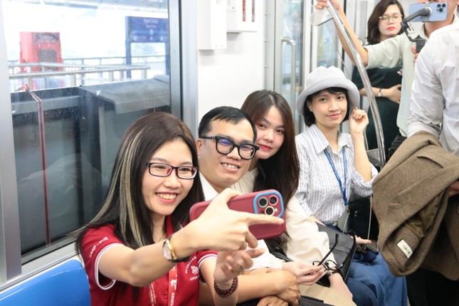 Bạn trẻ thích thú trải nghiệm tàu điện Metro. Bạn trẻ thích thú trải nghiệm tàu điện Metro.