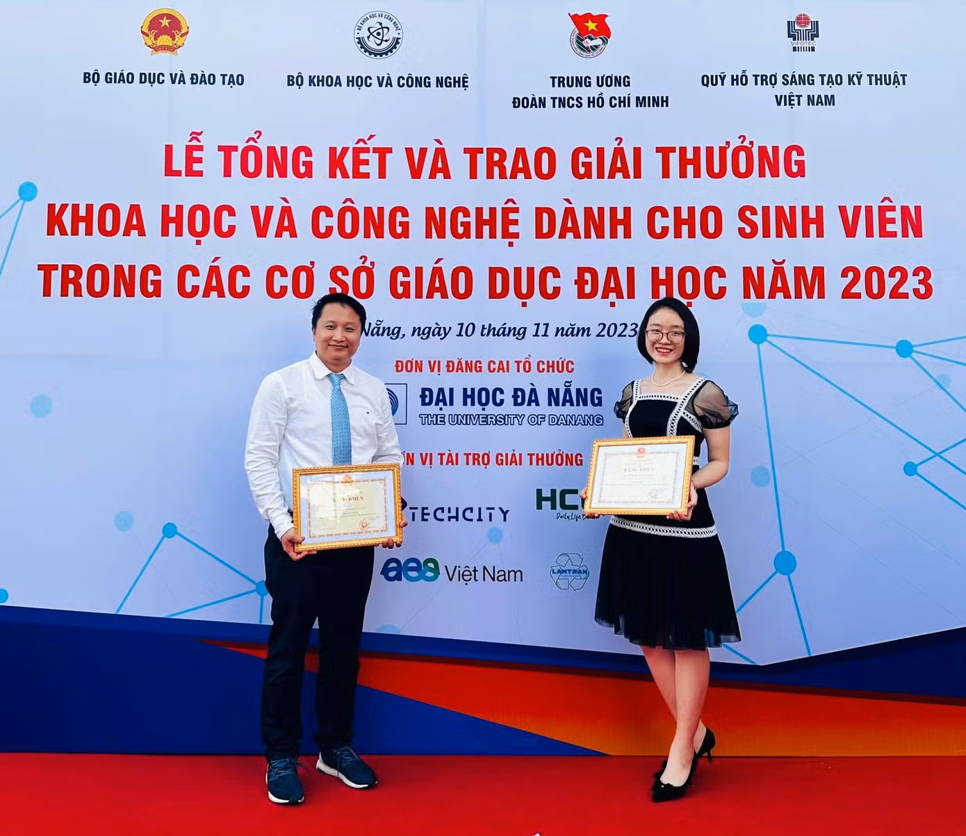Nguyễn Quỳnh Giang nhận giải Nhất Giải thưởng KHCN dành cho sinh viên 2023, với đề tài “Nghiên cứu về sự biến tính collagen trong mô khối u nguyên bào thần kinh trẻ em”. (Ảnh NVCC)