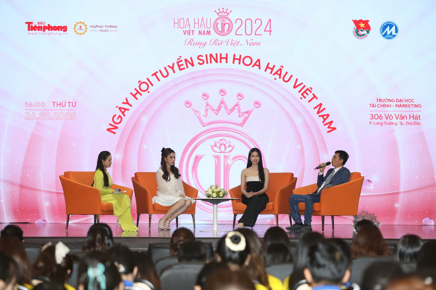 Á hậu Phương Anh và Á hậu Ngọc Hằng giao lưu với các bạn sinh viên tại Ngày hội.