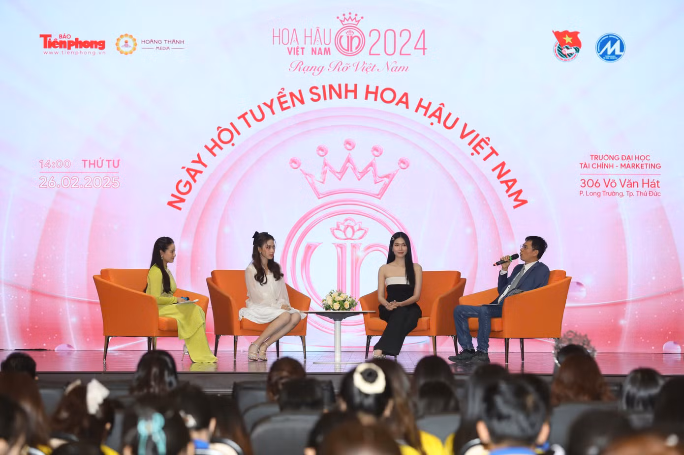 Á hậu Phương Anh và Á hậu Ngọc Hằng giao lưu với các bạn sinh viên tại Ngày hội. Á hậu Phương Anh và Á hậu Ngọc Hằng giao lưu với các bạn sinh viên tại Ngày hội.