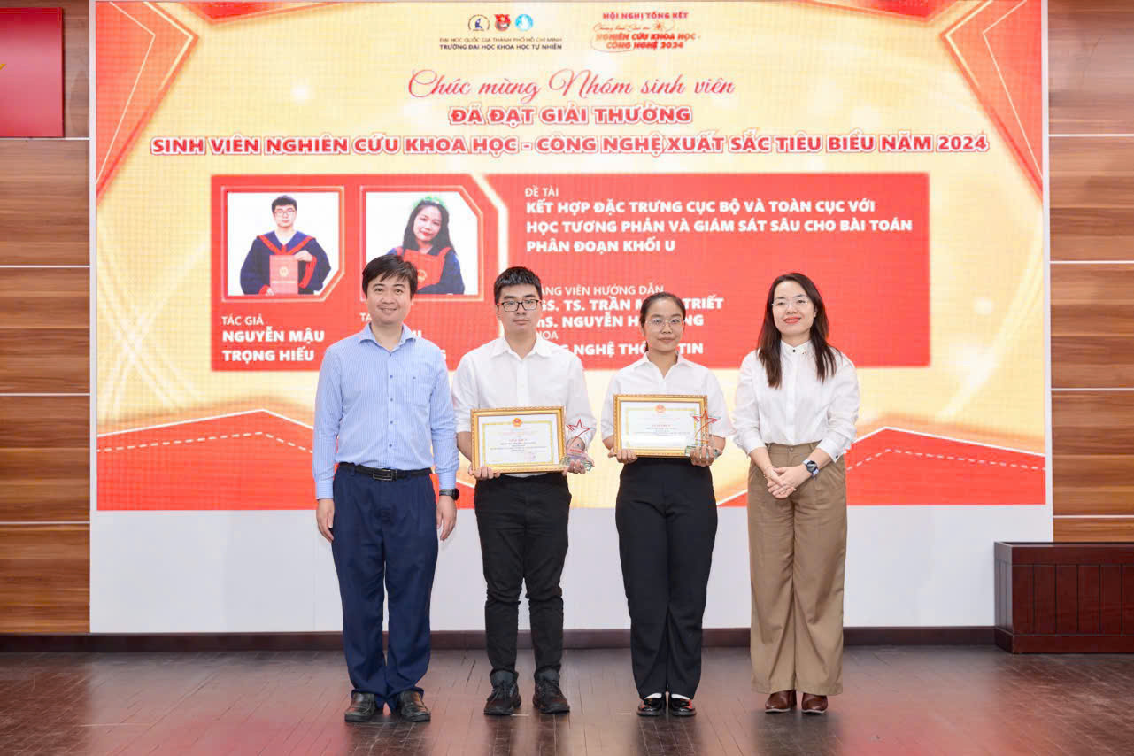 Nguyễn Mậu Trọng Hiếu (thứ hai, từ trái sang) và Phù Thị Kim Trang được vinh danh tại trường.