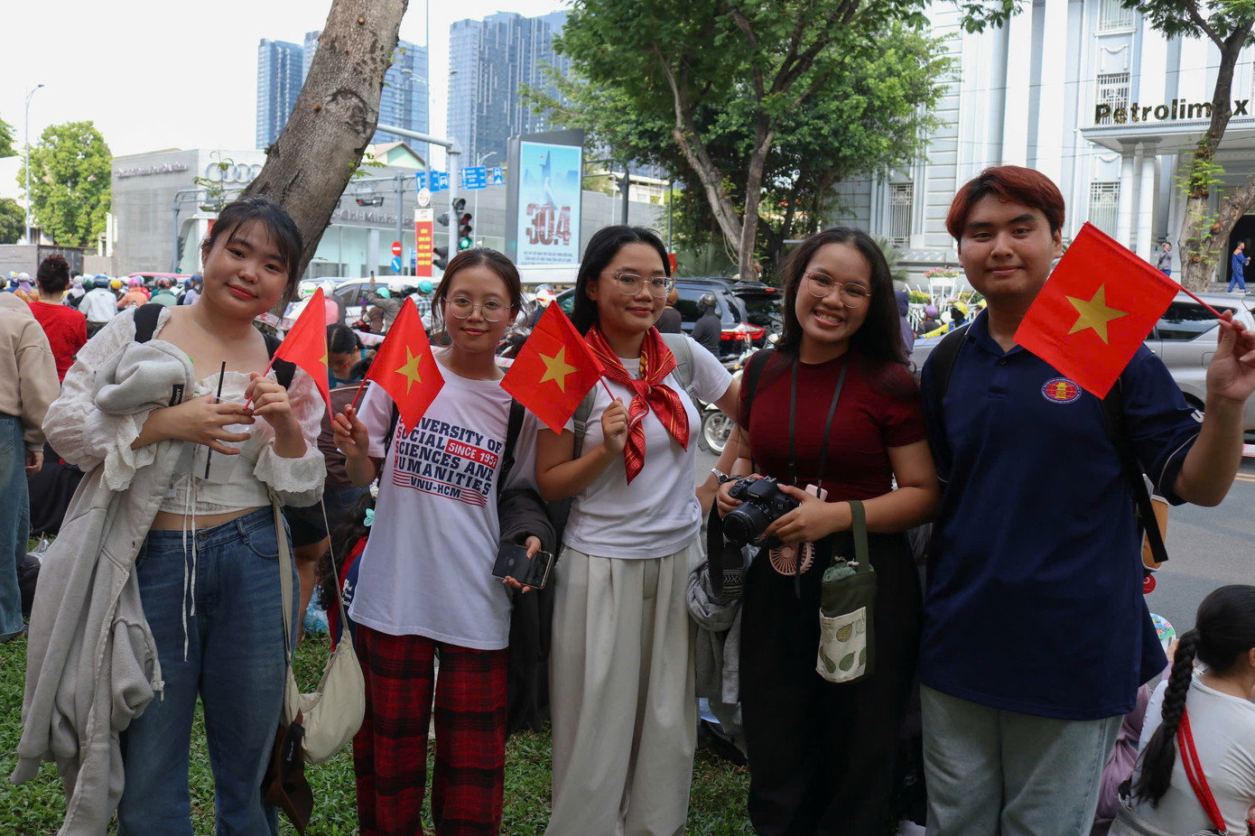 Các bạn trẻ đi từ sớm đứng dọc hai bên đường Lê Duẩn (Q. 1).