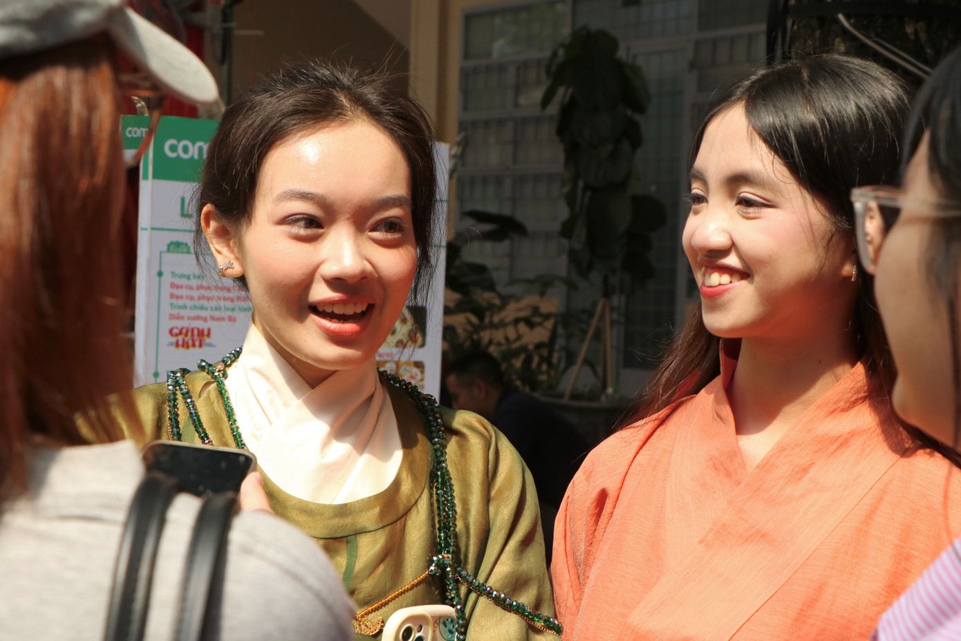 'Tóc xanh vạt áo' chính là dịp để các bạn trẻ yêu thích Việt phục hội ngộ và chia sẻ với nhau niềm yêu mến văn hóa dân tộc của bản thân. 'Tóc xanh vạt áo' chính là dịp để các bạn trẻ yêu thích Việt phục hội ngộ và chia sẻ với nhau niềm yêu mến văn hóa dân tộc của bản thân.