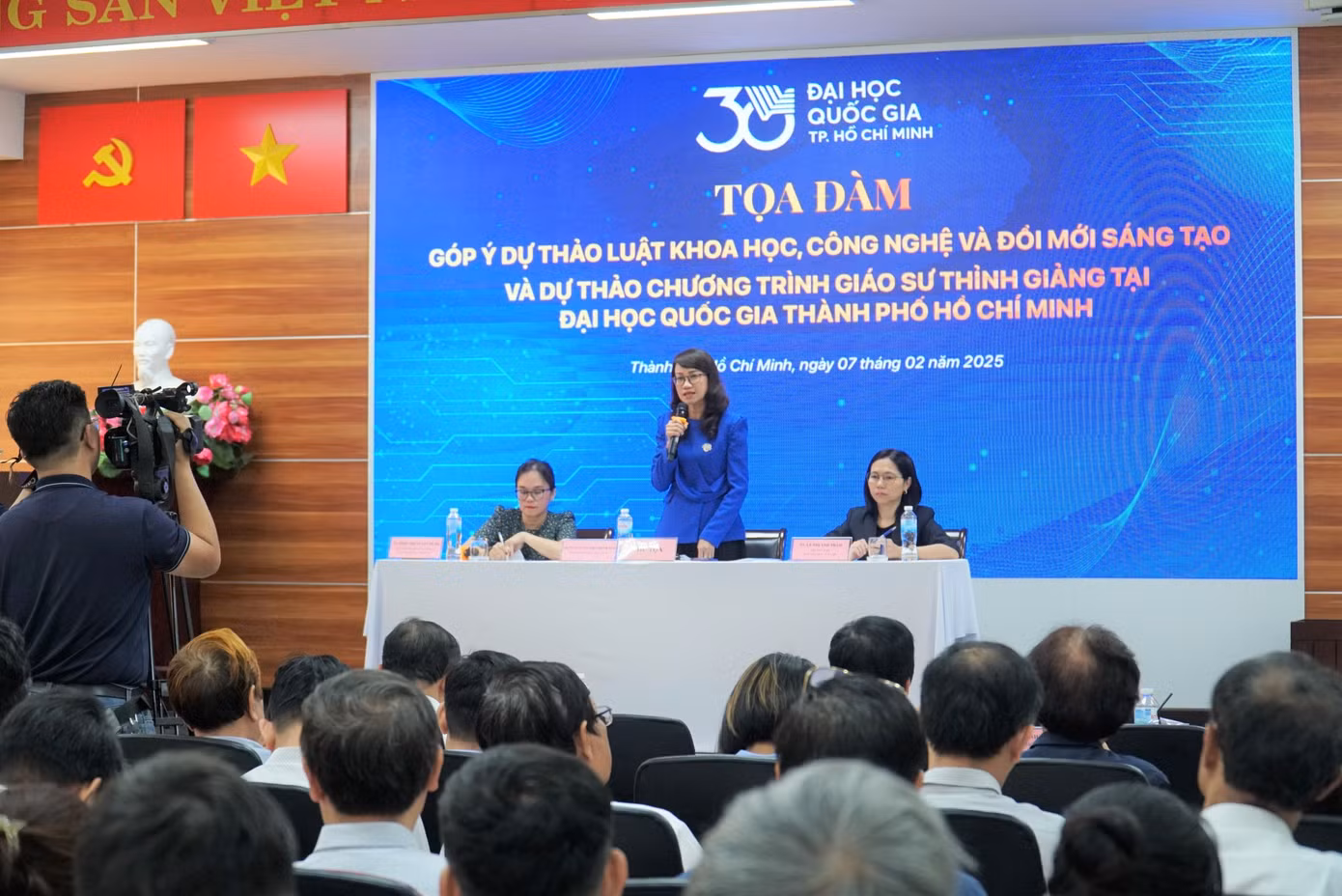 Hội thảo hơn 200 đại biểu là các chuyên gia, nhà khoa học, nhà quản lý và doanh nghiệp. (Ảnh: ĐHQG TP. HCM) Hội thảo hơn 200 đại biểu là các chuyên gia, nhà khoa học, nhà quản lý và doanh nghiệp. (Ảnh: ĐHQG TP. HCM)