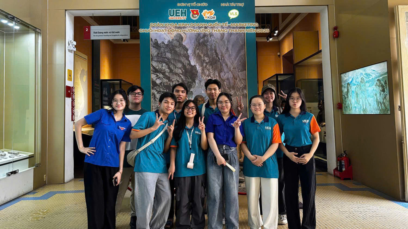 Sinh viên ĐH Kinh tế TP. HCM tham gia “Hành trình Về nguồn - Thăm địa chỉ đỏ”. (Ảnh: Đoàn - Hội khoa Kinh doanh Quốc tế - Marketing)