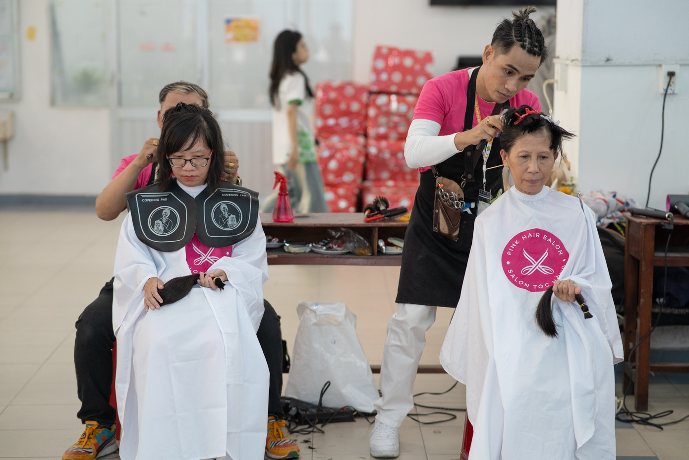 Những sợi tóc rơi xuống sàn ghi dấu khoảnh khắc nhỏ bé nhưng mang ý nghĩa to lớn. Những sợi tóc rơi xuống sàn ghi dấu khoảnh khắc nhỏ bé nhưng mang ý nghĩa to lớn.