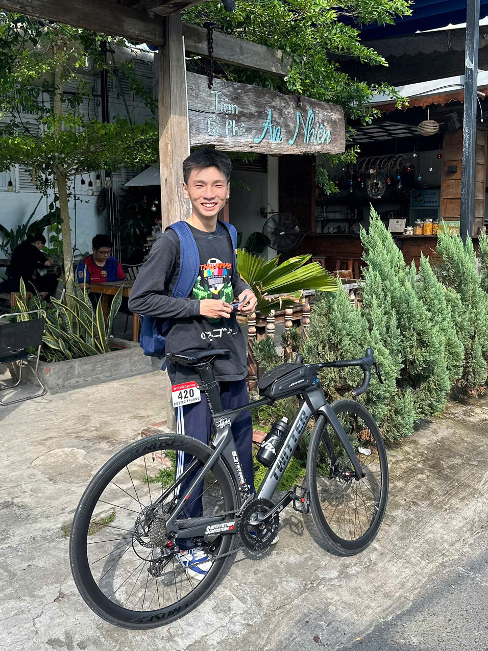 Phúc bên chiếc xe đạp của mình.