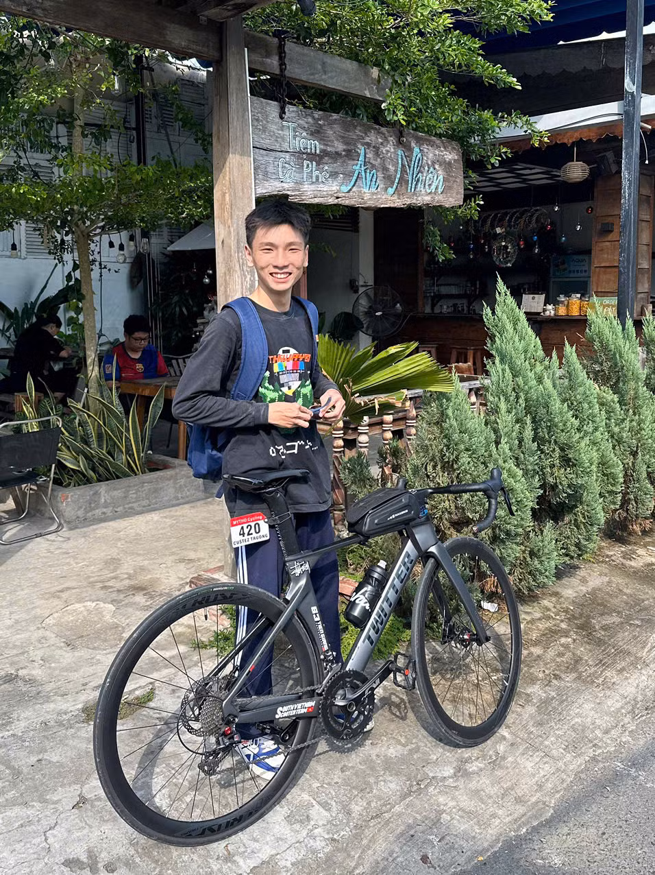 Phúc bên chiếc xe đạp của mình.