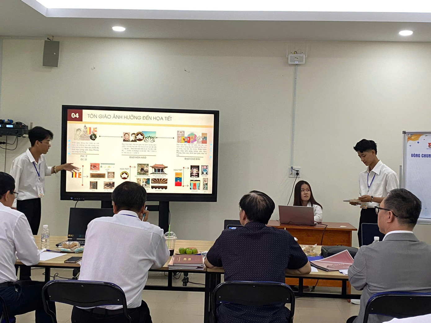 Ba thành viên nhóm bảo vệ đề tài trước Hội đồng Ban Giám khảo. Ba thành viên nhóm bảo vệ đề tài trước Hội đồng Ban Giám khảo.