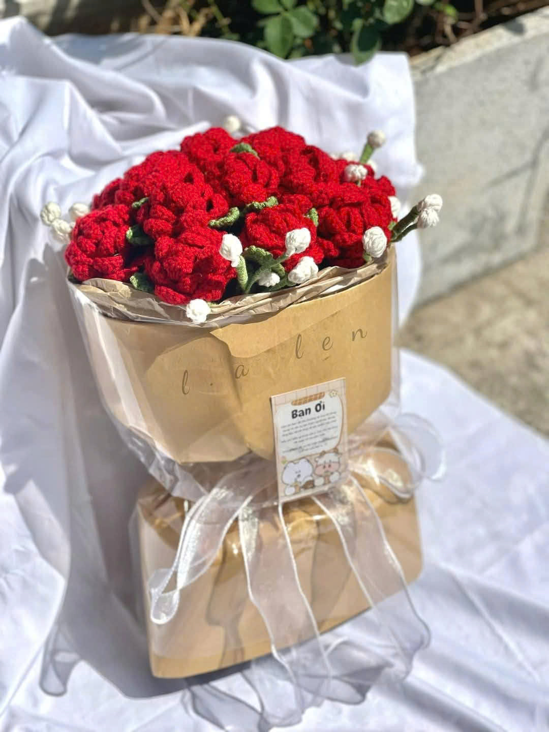 Bó hoa được đan từ len thủ công bắt mắt.