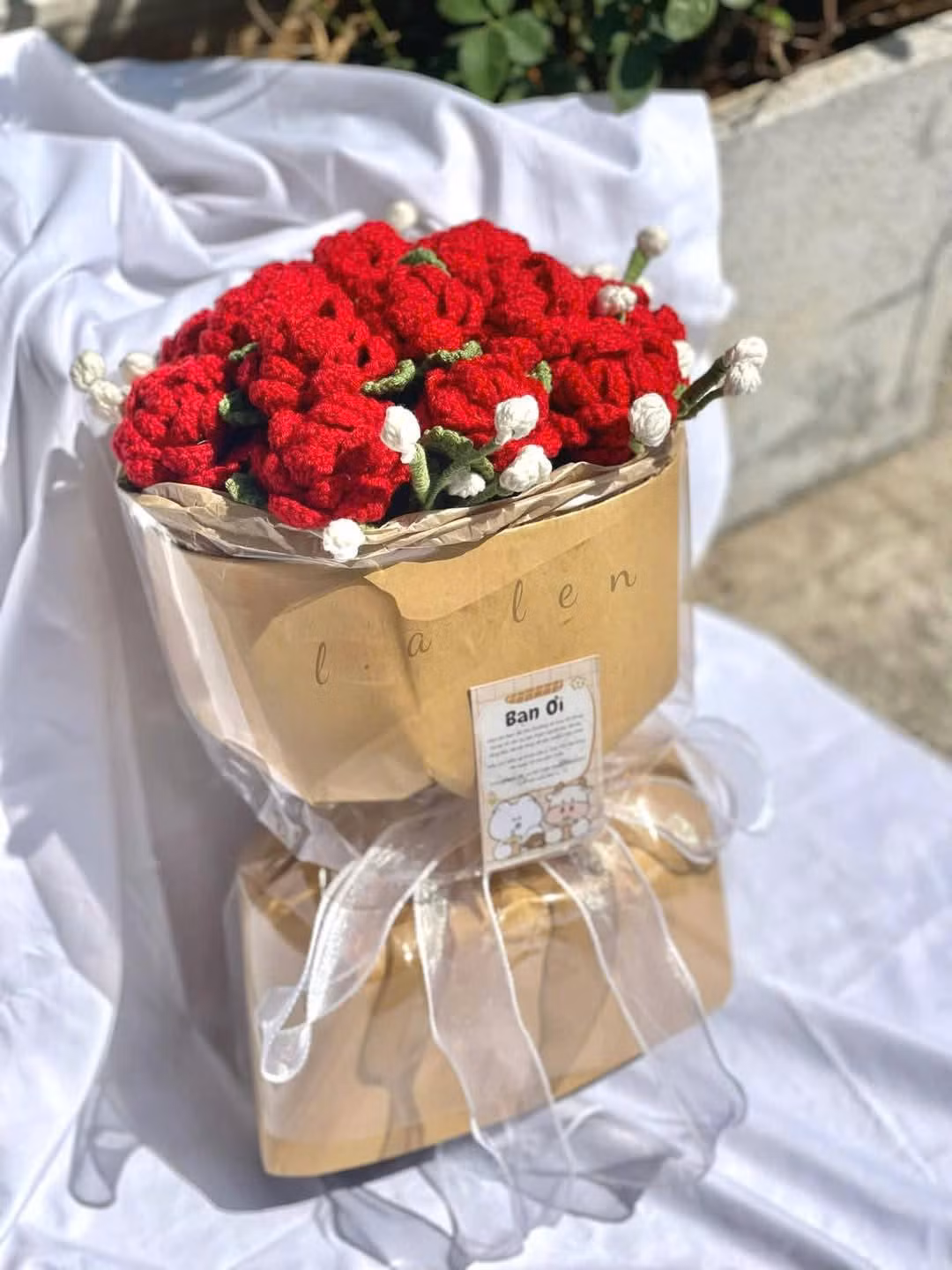 Bó hoa được đan từ len thủ công bắt mắt.