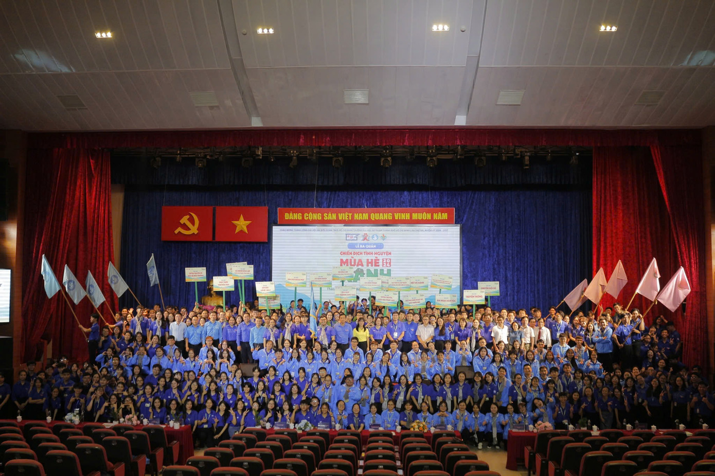 Chiến sĩ chiến dịch 'Mùa Hè Xanh' của trường ĐH Sư phạm TP. HCM. Chiến sĩ chiến dịch 'Mùa Hè Xanh' của trường ĐH Sư phạm TP. HCM.