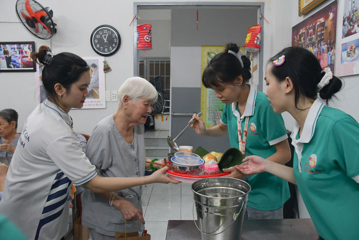 Thành viên CLB Lửa Tâm phục vụ chè long nhãn cho các cụ tại Mái ấm tình thương Chùa Diệu Pháp. (Ảnh: Nhật Hạ) Thành viên CLB Lửa Tâm phục vụ chè long nhãn cho các cụ tại Mái ấm tình thương Chùa Diệu Pháp. (Ảnh: Nhật Hạ)