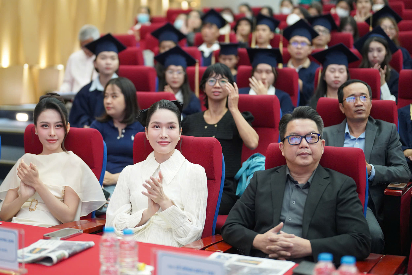 Chương trình còn có sự đồng hành của các hoa hậu, người đẹp. (Ảnh: Phạm Nguyễn) Chương trình còn có sự đồng hành của các hoa hậu, người đẹp. (Ảnh: Phạm Nguyễn)