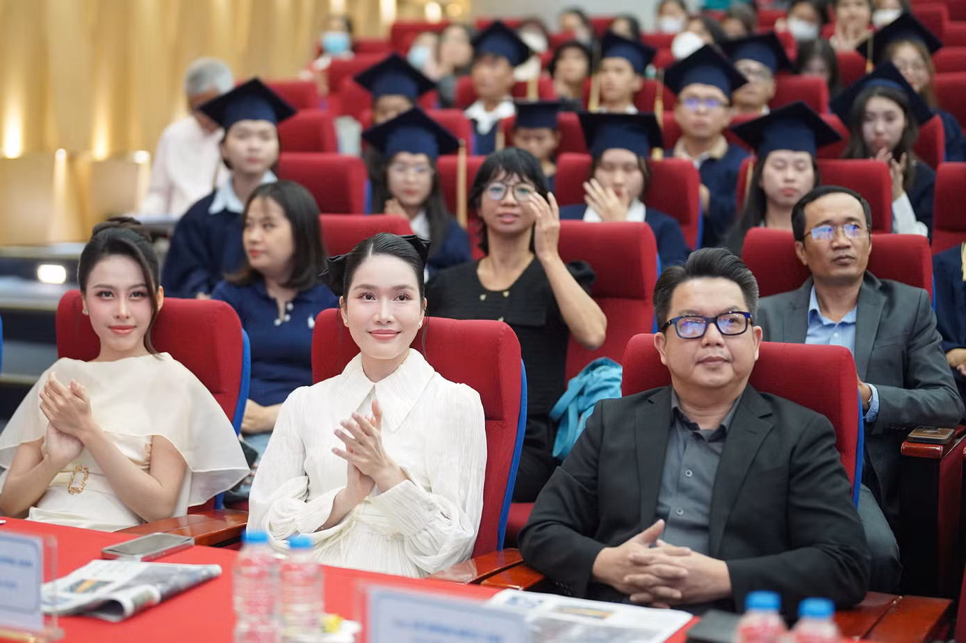 Chương trình còn có sự đồng hành của các hoa hậu, người đẹp. (Ảnh: Phạm Nguyễn)