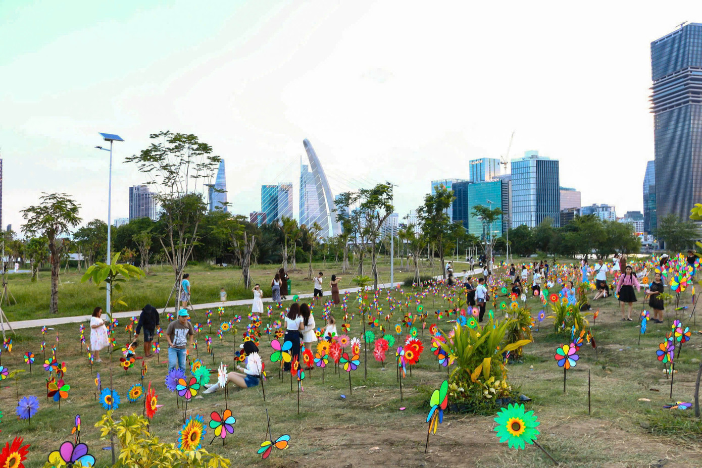 Khung cảnh hàng trăm chiếc chong chóng được trải đều trên triền đồi thoai thoải tạo nên khung cảnh rực rỡ sắc màu tại Công viên Sáng Tạo (TP. Thủ Đức, TP. HCM) thu hút đông đảo người dân và bạn trẻ đến tham quan, chụp ảnh. (Ảnh: Mỹ Đình) Khung cảnh hàng trăm chiếc chong chóng được trải đều trên triền đồi thoai thoải tạo nên khung cảnh rực rỡ sắc màu tại Công viên Sáng Tạo (TP. Thủ Đức, TP. HCM) thu hút đông đảo người dân và bạn trẻ đến tham quan, chụp ảnh. (Ảnh: Mỹ Đình)