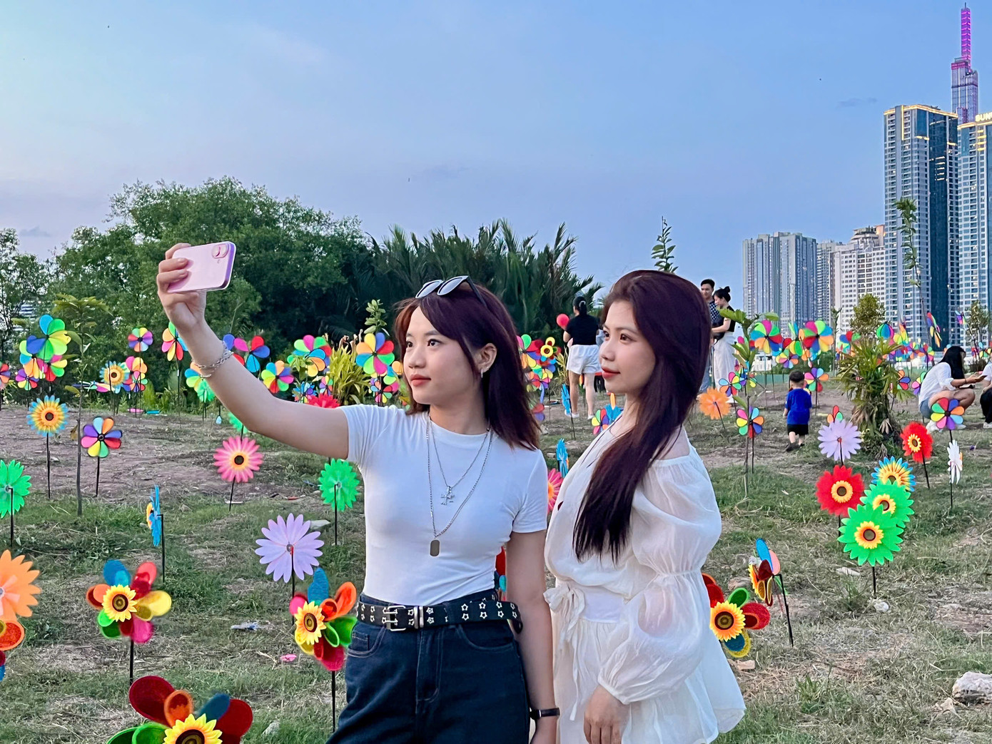 Hai bạn trẻ thích thú lưu lại khoảnh khắc rực rỡ sắc màu tại “Đồi chong chóng”. (Ảnh: Mỹ Đình) Hai bạn trẻ thích thú lưu lại khoảnh khắc rực rỡ sắc màu tại “Đồi chong chóng”. (Ảnh: Mỹ Đình)