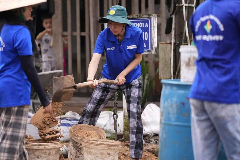 Tuổi trẻ trường ĐH Công nghệ TP. HCM hăng hái tham gia các hoạt động thuộc chiến dịch 'Mùa Hè Xanh'. Tuổi trẻ trường ĐH Công nghệ TP. HCM hăng hái tham gia các hoạt động thuộc chiến dịch 'Mùa Hè Xanh'.