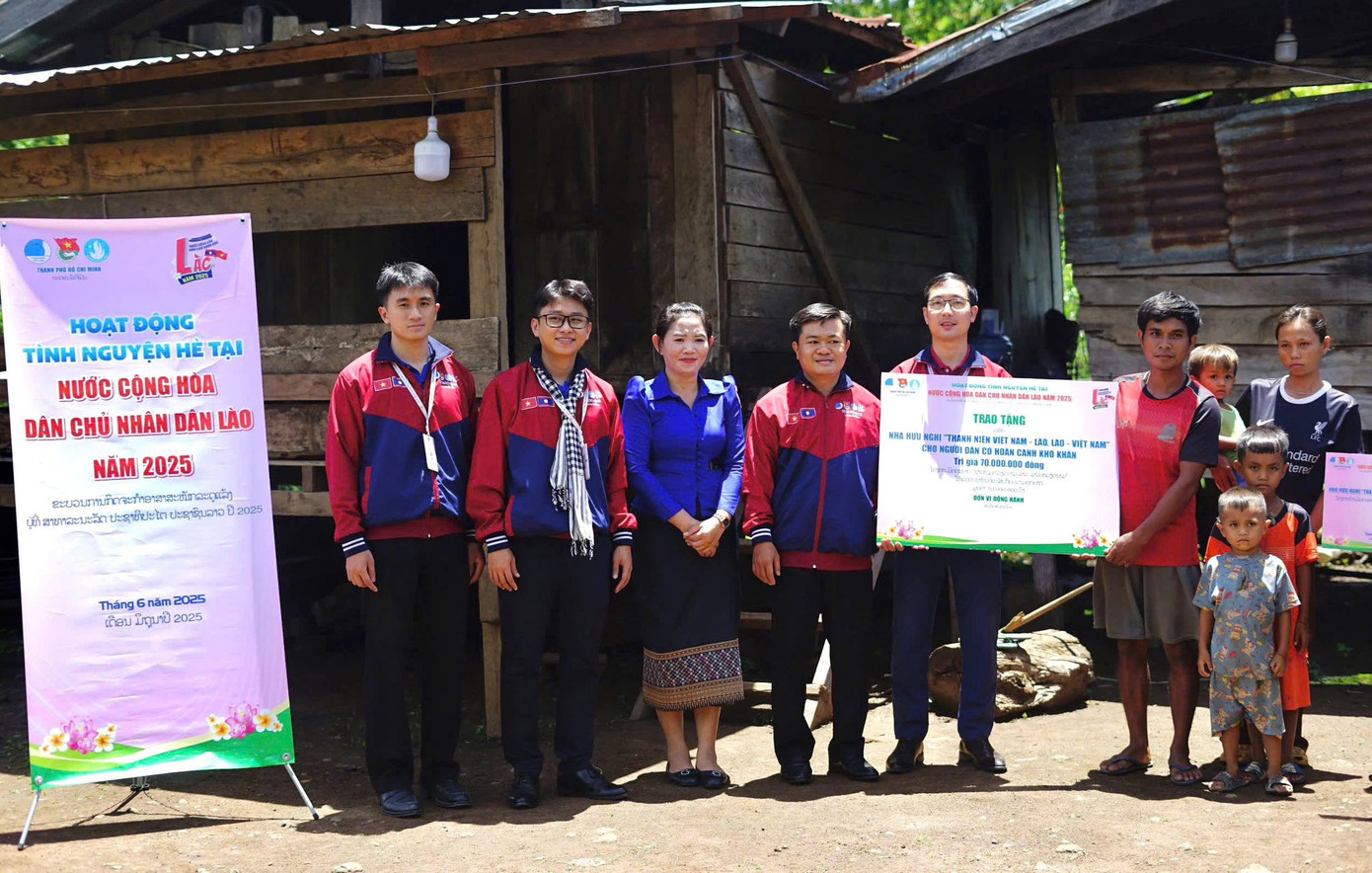 Đội hình Tình nguyện Hè TP. HCM trao tặng quà tại tỉnh Sêkong. (Ảnh: Thành Đoàn TP. HCM)